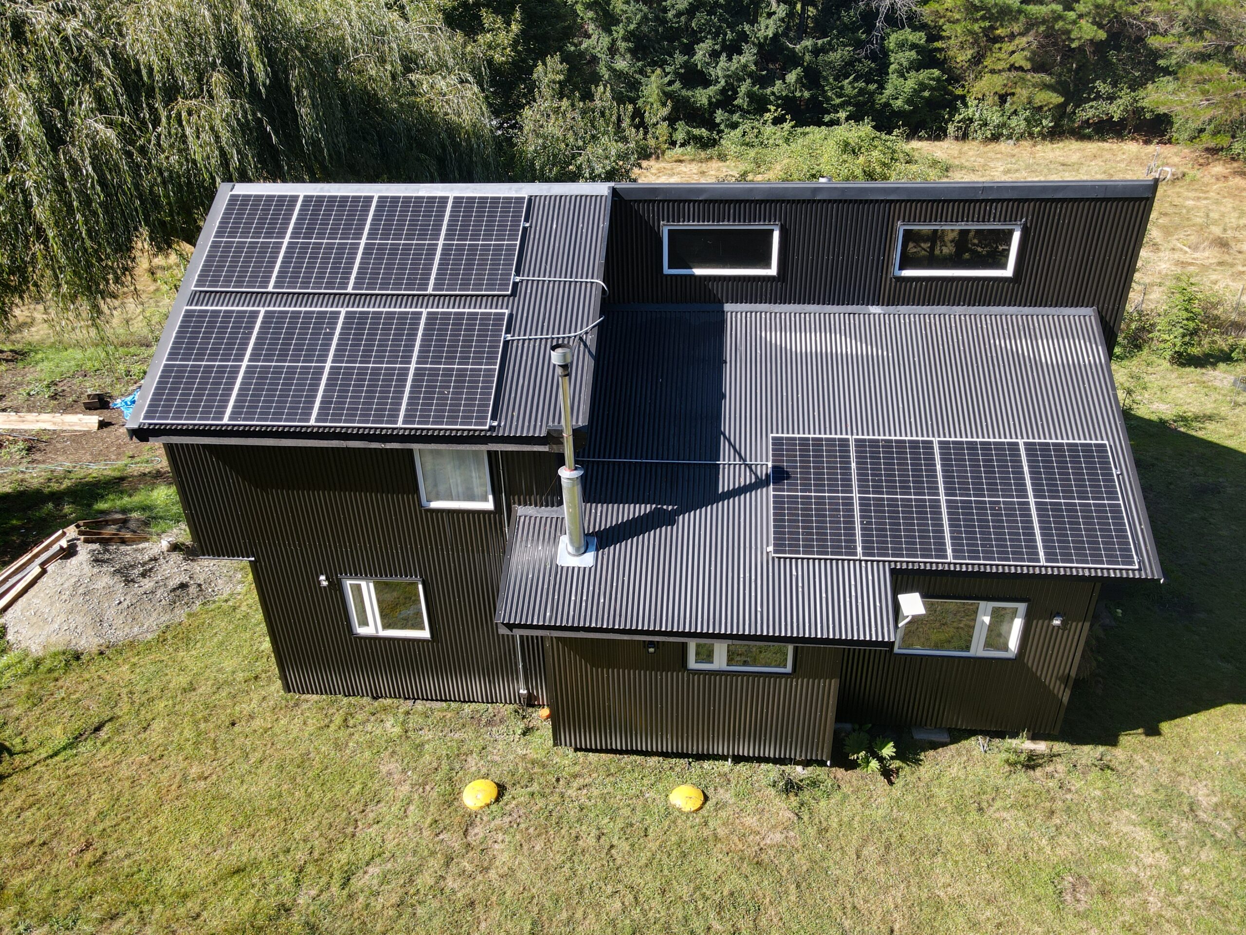instalación de paneles solares en vivienda en La Araucanía y Los Ríos
