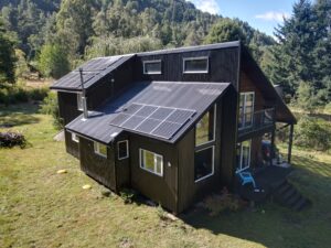 vivienda con sistema de paneles solares instalado en choshuenco panguipulli