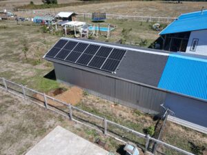 Instalación de paneles solares fotovoltaicos en vivienda rural sector Mune Alto Pitrufquén