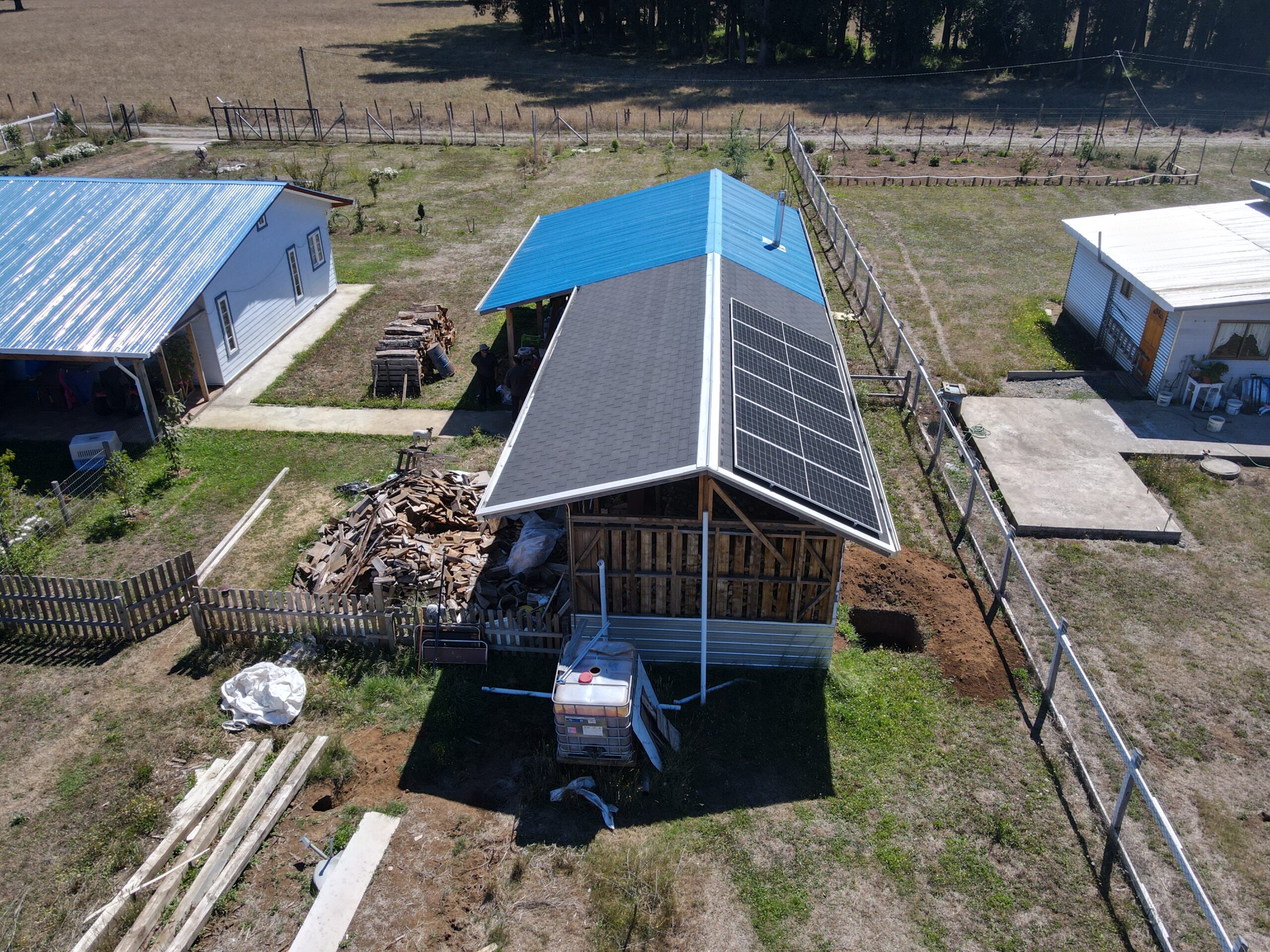 Instalación de paneles solares fotovoltaicos en vivienda rural sector Mune Alto Pitrufquén
