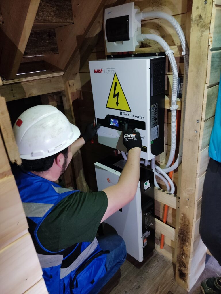 Instalación de inversor solar para sistema de paneles solares domiciliarios