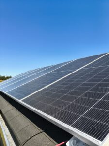 Instalación de paneles solares fotovoltaicos en vivienda rural sector Mune Alto Pitrufquén
