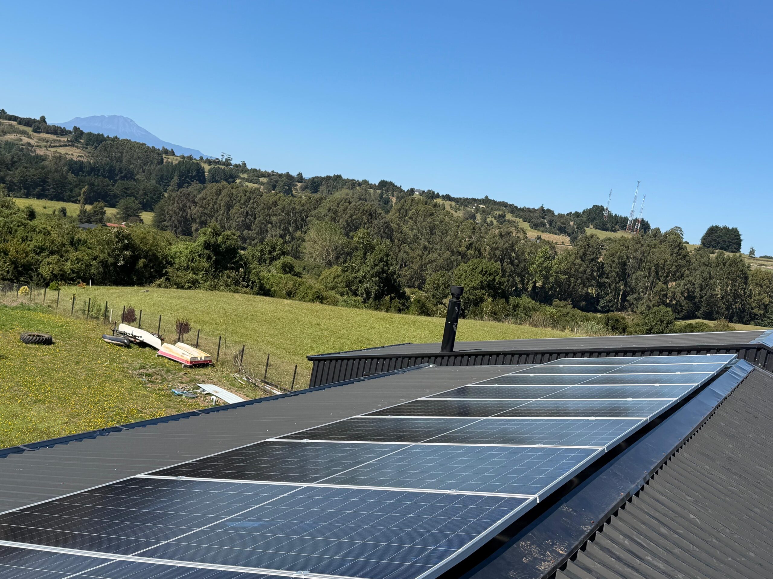 Kit solar off grid de 12 kW instalado en vivienda de Frutillar